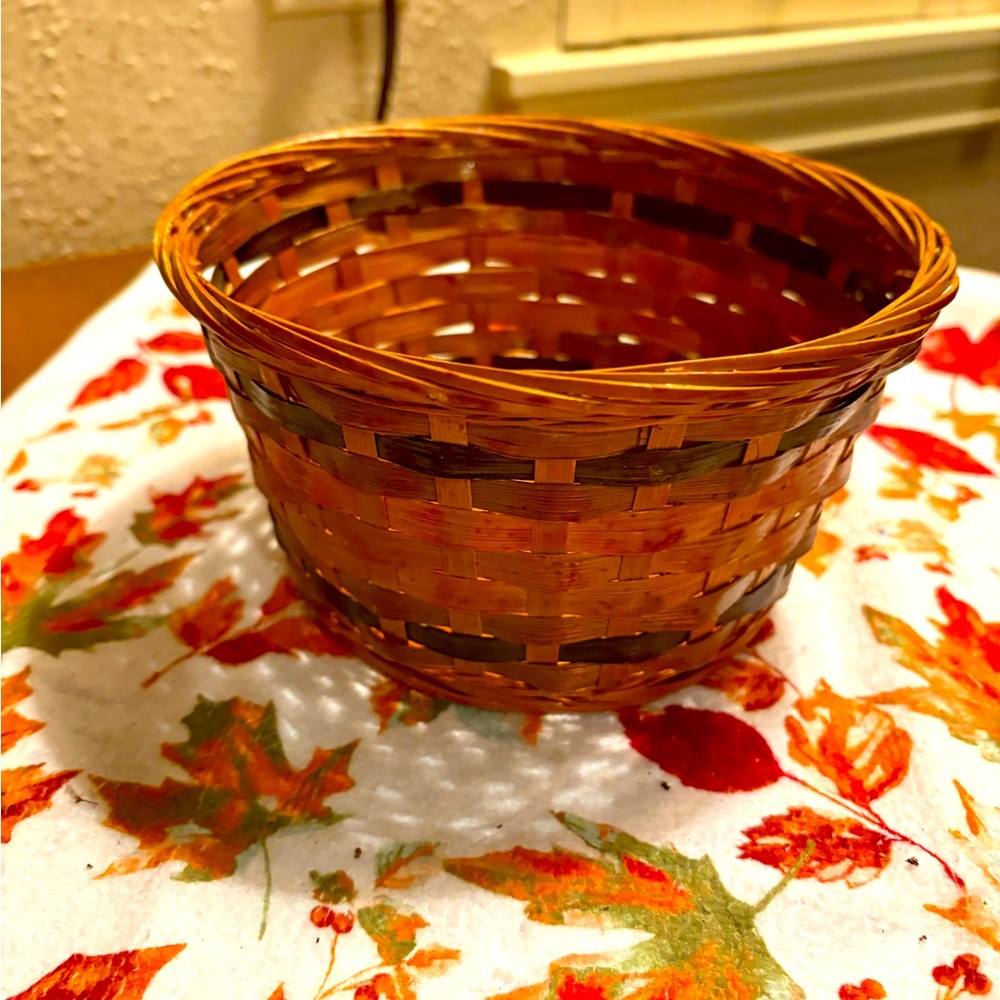 Small Round Wicker Basket.